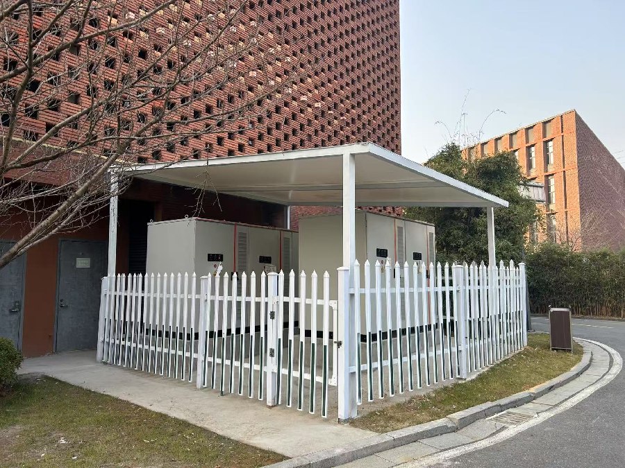 Integrated photovoltaic, storage, and charging: A smart energy solution to address the charging challenges in the era of electric vehicles
