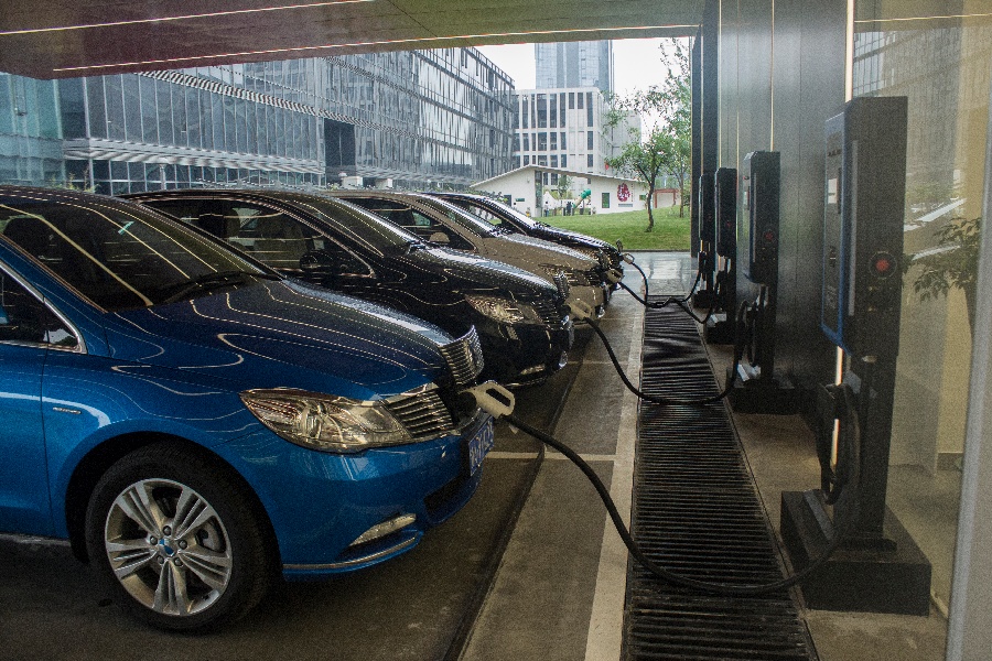 Integrated photovoltaic, storage, and charging: A smart energy solution to address the charging challenges in the era of electric vehicles